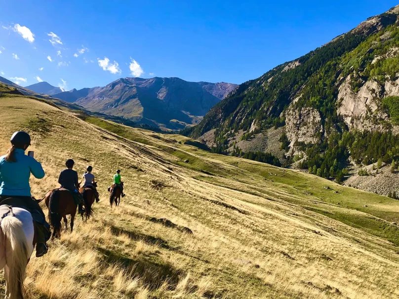 04-rutas-a-caballo-pirineos-cascadas_ardones