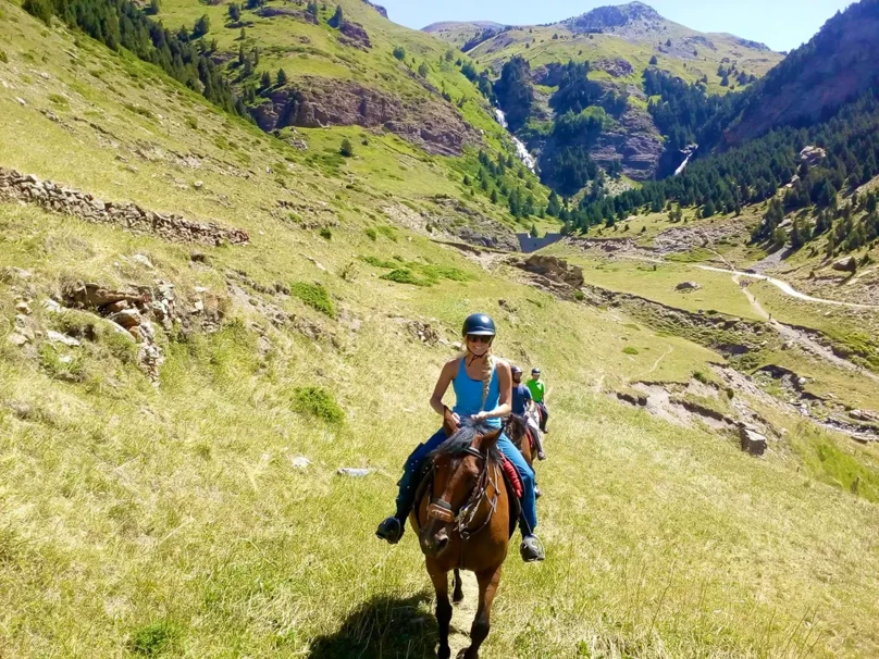 02-rutas-a-caballo-pirineos-cascadas_ardones