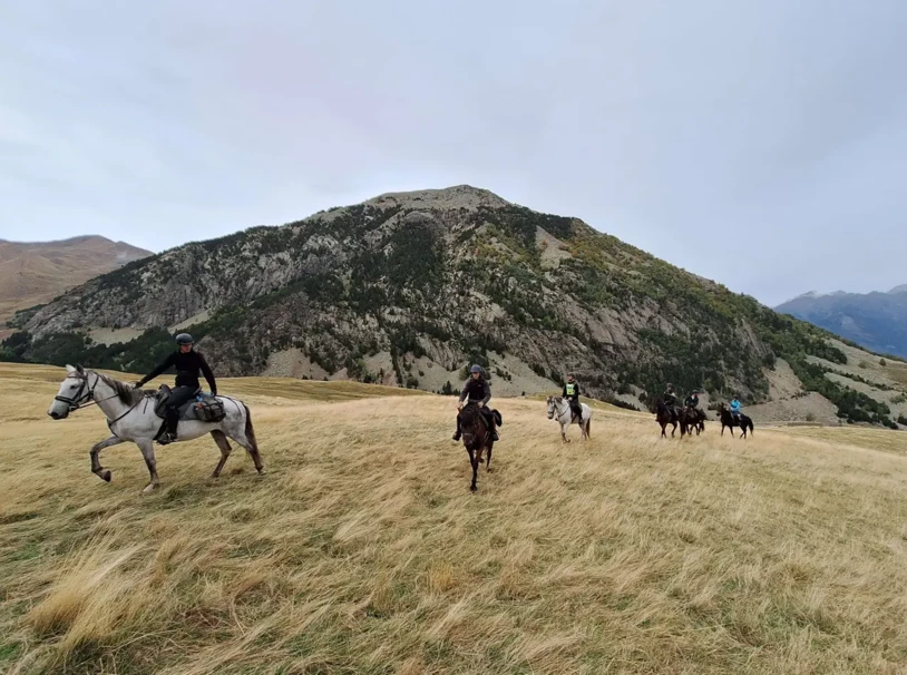 11-rutas-a-caballo-pirineos-benasque bajo las estrellas