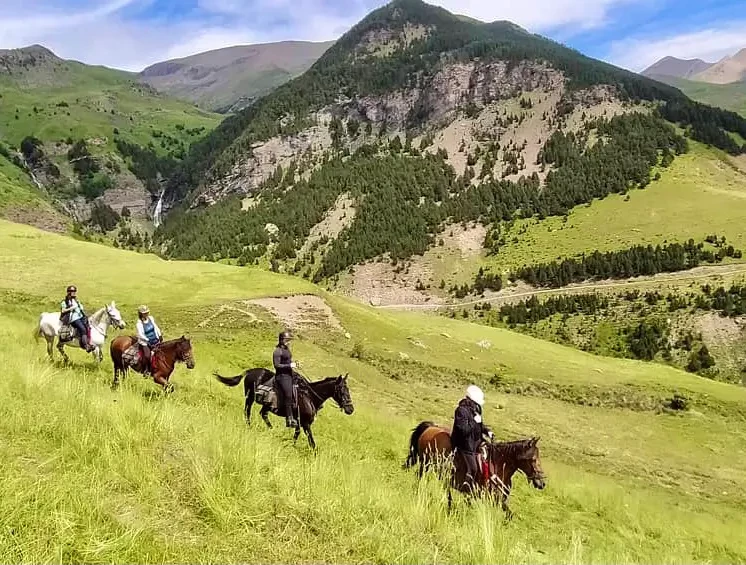 07-rutas-a-caballo-pirineos-cascadas_ardones