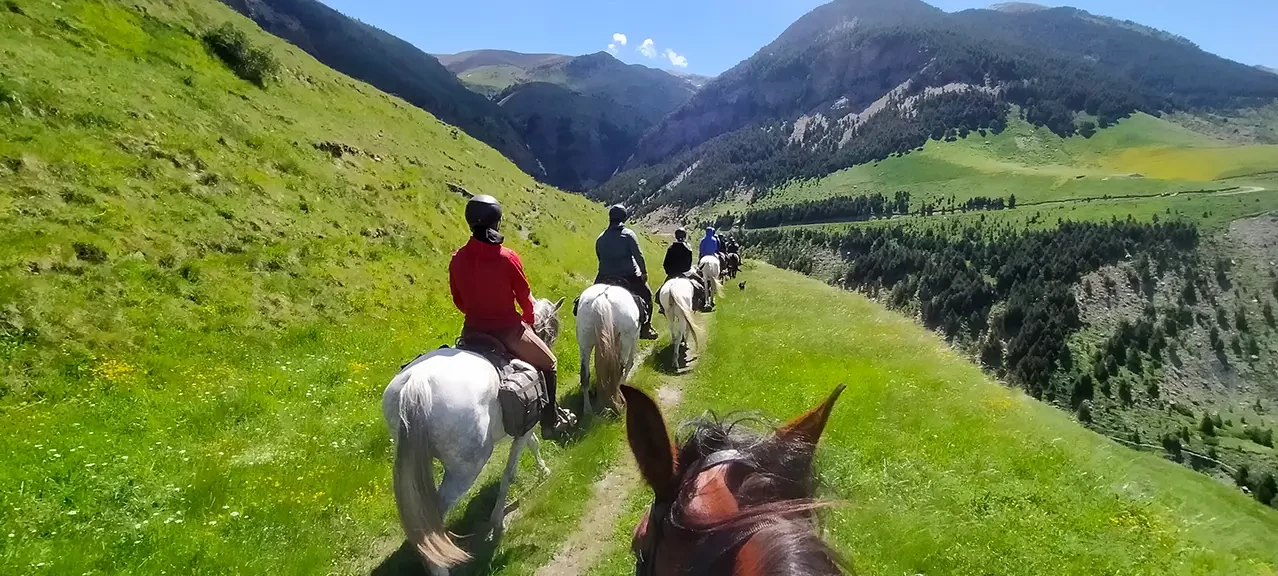 12-rutas-a-caballo-pirineos-cascadas_ardones