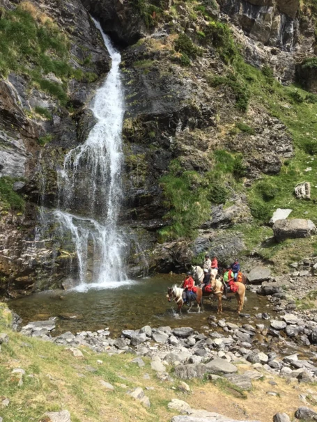 13-rutas-a-caballo-pirineos-dos_cascadas
