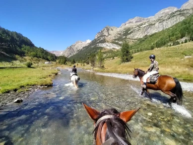 11-rutas-a-caballo-pirineos-dos_cascadas